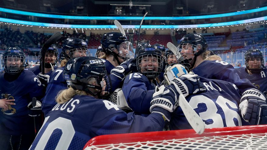 Naisleijonat juhlii pronssia.