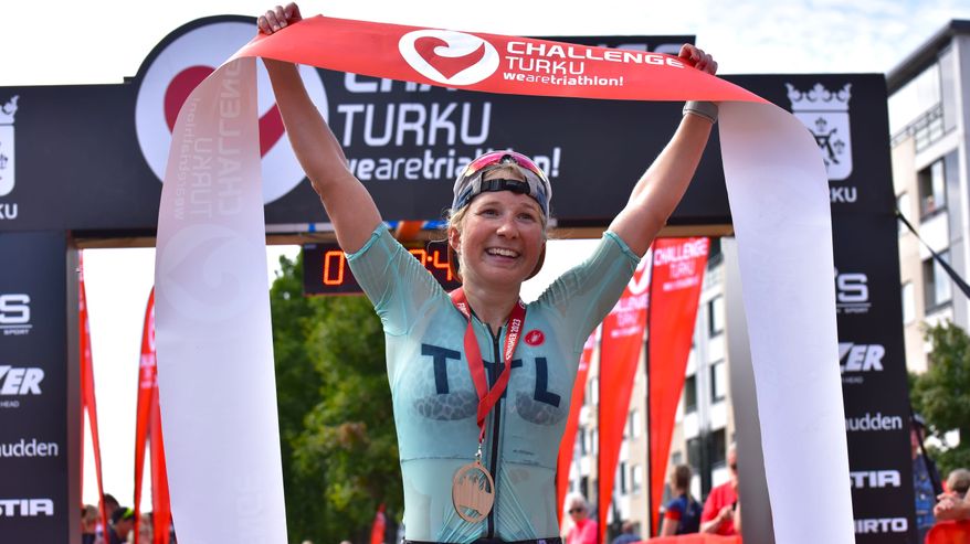 Minttu Hukka går över mållinjen i FM i triathlon 2023.
