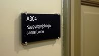 Kaupunginjohtaja Janne Laineen työhuoneen kyltti on Savonlinnan kaupungintalolla.