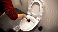 WC-istuinta pestään vessaharjalla.