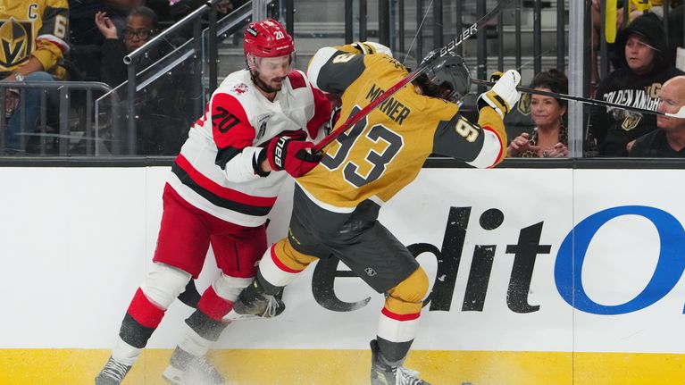 Sebastian Aho (vas.) kamppaili 6. finaalissa kiekosta Vegasin Mitch Marnerin kanssa 15.6.2026.  