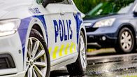 Poliisi auto edessä ja taustalla sininen henkilöauto.