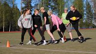 Leirikoulua viettävät Kimpisen koulun kuudesluokkalaiset pelaavat tunnelipalloa Tanhuvaaran urheiluopistolla.