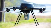 Drone edestä päin leijumassa ilmassa.