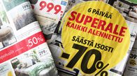Huonekaluliikkeiden mainoslehtiä pinossa.