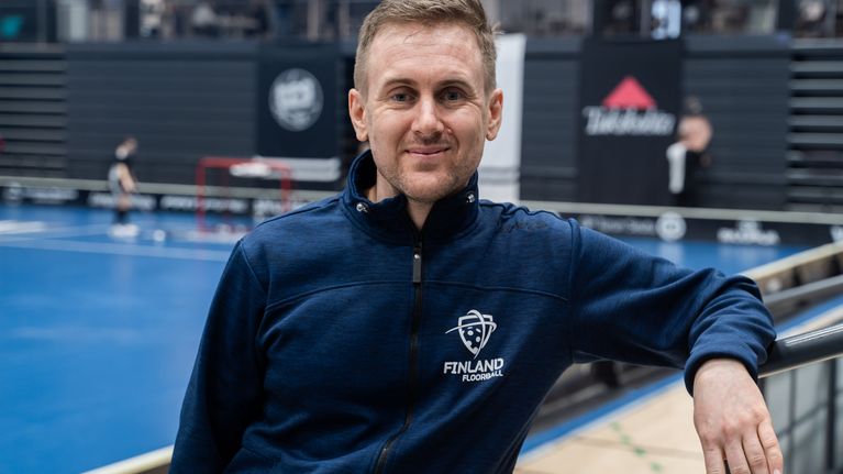 Suomen päävalmentaja Andreas Harnesk on sali­bandy­nörtti, jonka kaikki ...