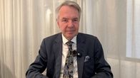 Pekka Haavisto katsoo kameraan.