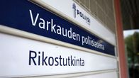 Varkauden poliisiaseman opastetaulu.
