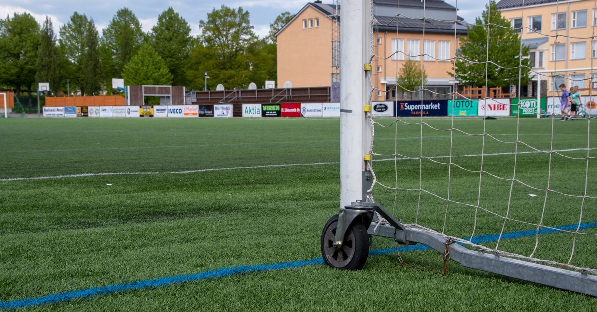 Borgåföräldrar undrar varför konstgräsen stänger så tidigt | Östnyland ...