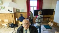 Seppo Noronen seisoo salissa kuvauksen jälkeen.