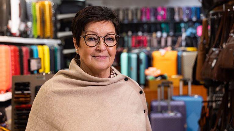 Henkilökuvassa Marja-Leena Valli, myyjä, Laukkutalo, Seinäjoki.