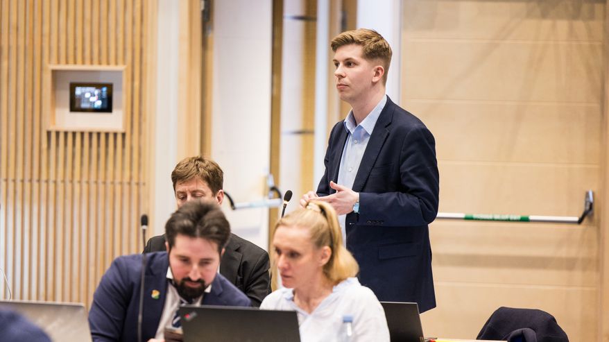 Joakim Vigelius pitämässä puheenvuoroa Tampereen kaupunginvaltuuston kokouksessa.