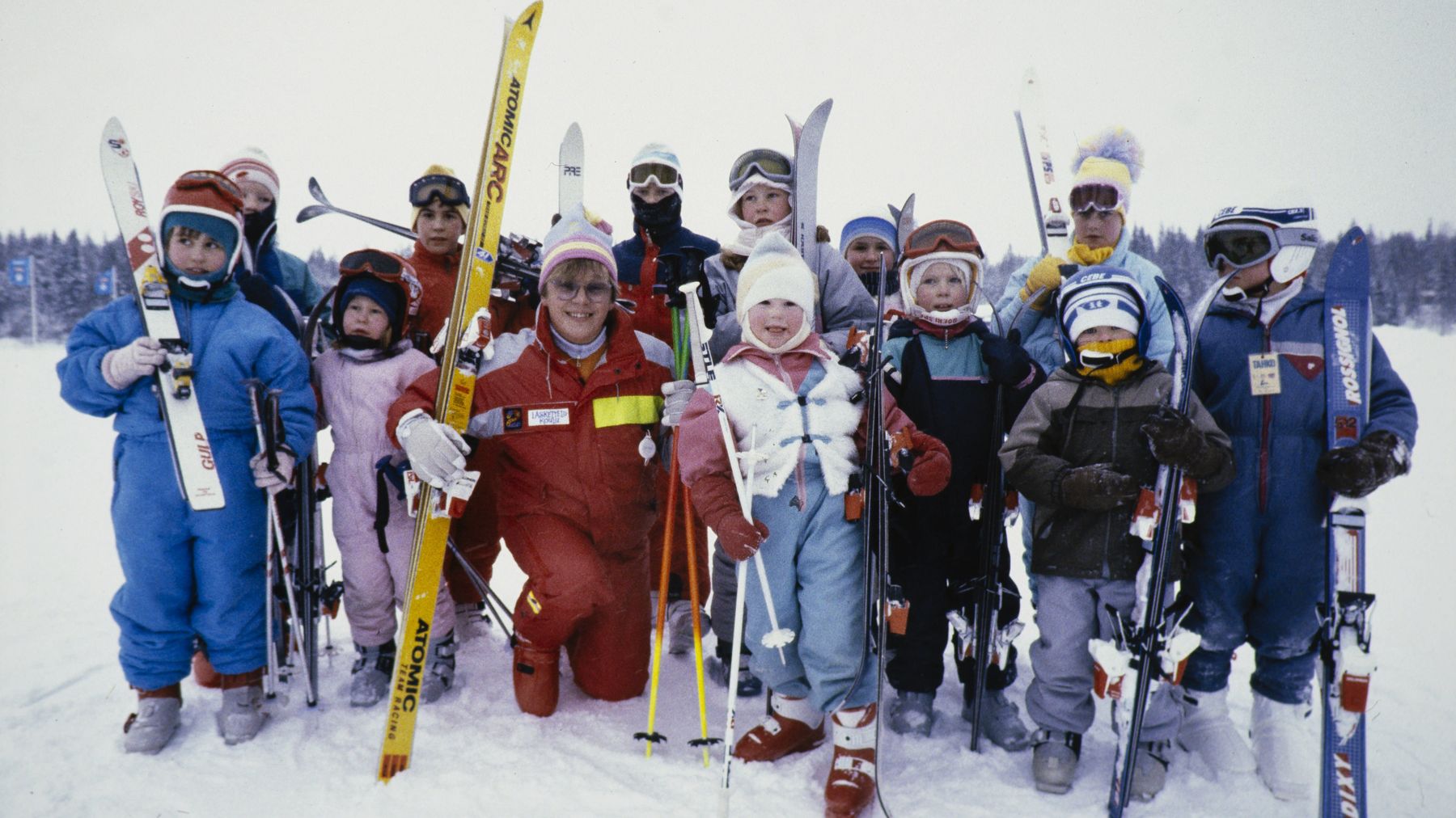 Mikko Alatalo juontaa laskettelukoulua 1988.