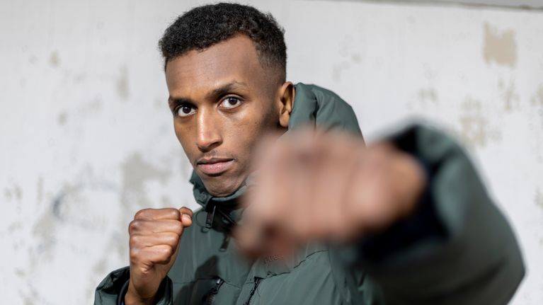Nyrkkeilijä Ismail Umar poseeraa kameralle Itä-Helsingissä.
