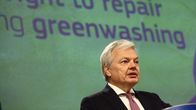 Harmaantunut mies punaisessa kravatissa ja tummassa puvussa, taustalla lukee "right to repair" ja "greenwashing".