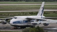 Suurikokoinen rahtilentokone seisoo asematasolla lentokentällä, koneen kyljessä lukee "Volga-Dnepr".
