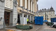 Tampereen teatteri ulkoapäin kuvattuna. Rakennuksen edessä on remontista kertovia erilaisia työmaakontteja ja laatikoita.