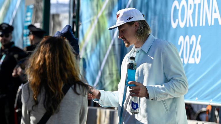 Roope Hintz antaa nimikirjoitusta olympialaisissa.