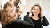 Romanovien jälkeläinen Rebecca Bettarini valitsee tulevia häitään varten tiaraa. Katselee itseään peilistä.