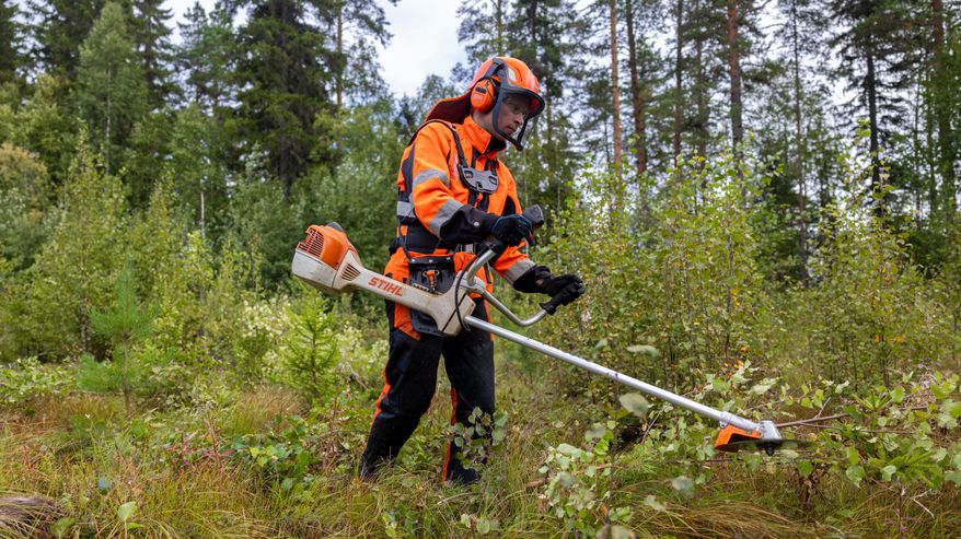 Entinen hiihtäjä Sami Lähdemäki raivaussahapalstalla Petäjävedellä elokuussa 2024.