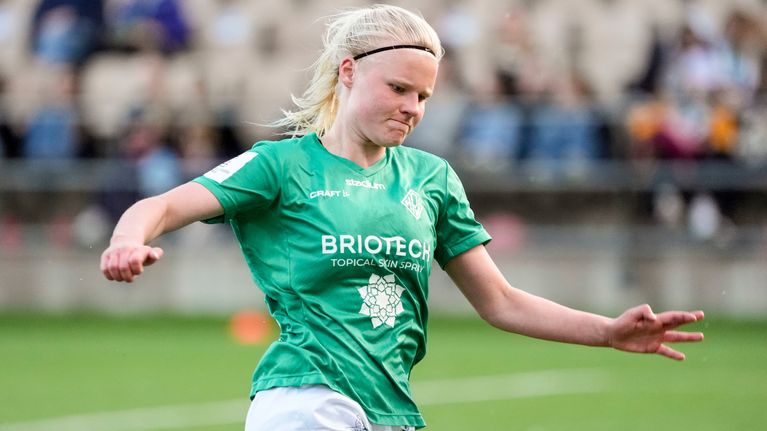 Oona Jääskeläinen på fotbollsplanen. Hon ser fokuserad ut.