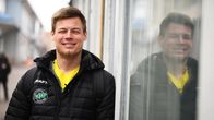 Alexander Leksell i porträtt. Hans reflektion syns i skyltfönstret.