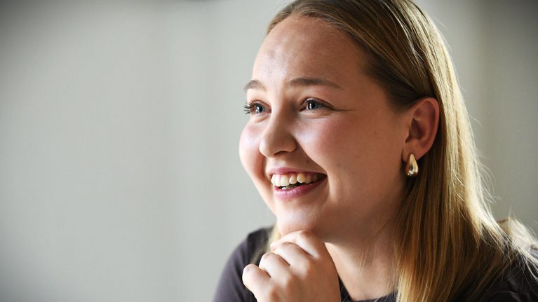 En leende Oona Sevenius i närbild, tittar åt vänster i bild.