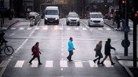 Kävelijöitä suojatiellä.