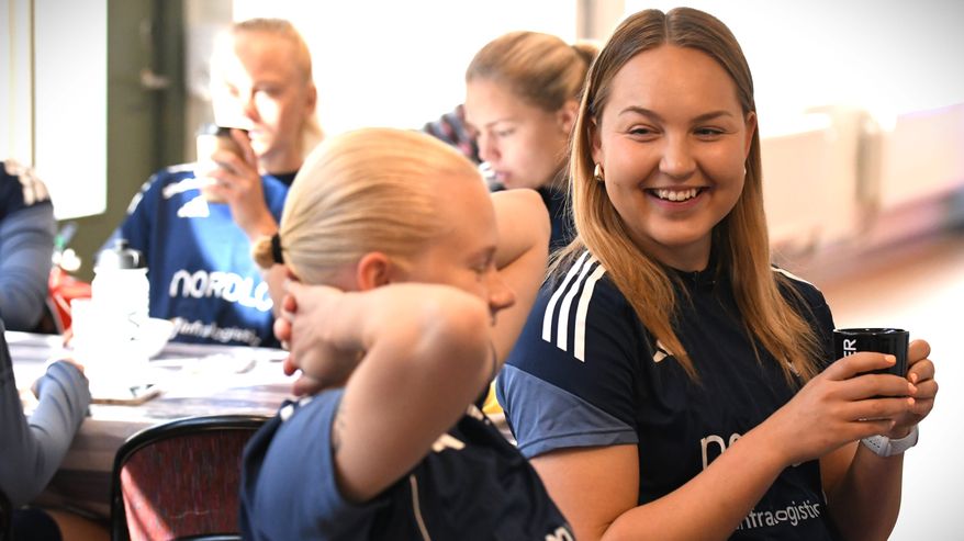 Anni Hartikainen och Oona Sevenius dricker kaffe i FC Rosengårds lokal.