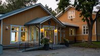 Ett gult hus med vita karmar.