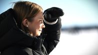 Innebandyspelaren Veera Kauppi kisar mot solen i vintrigt landskap.