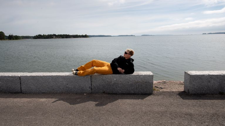 Isac Elliot makoilee rantakiveyksellä.