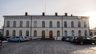 En ljusgul stenbyggnad.