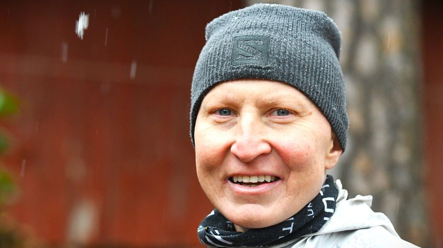 Mårten Boström i närbild ute i naturen en regnig dag. Tittar in i kameran och ser glad ut.