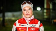 Theresia Johansson poserar på Finby skidstadion.