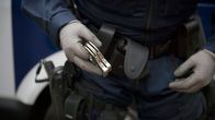 Poliisi ja käsiraudat.