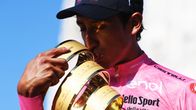 Egan Bernal suutelee Italian ympäriajon voittopokaalia