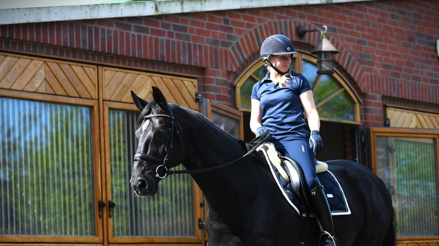 Emma Kanerva istuu hevosen selässä.