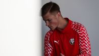 Rudi Vikström spelar pingis.