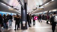 Ihmisiä metrolaiturilla.