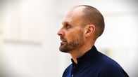 Jori Isomäki i profil ser sig omkring i idrottshallen i Nykarleby.