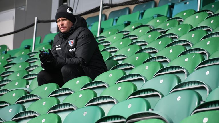 Vesa Vasara sitter på läktaren och följer med Inters träningar.
