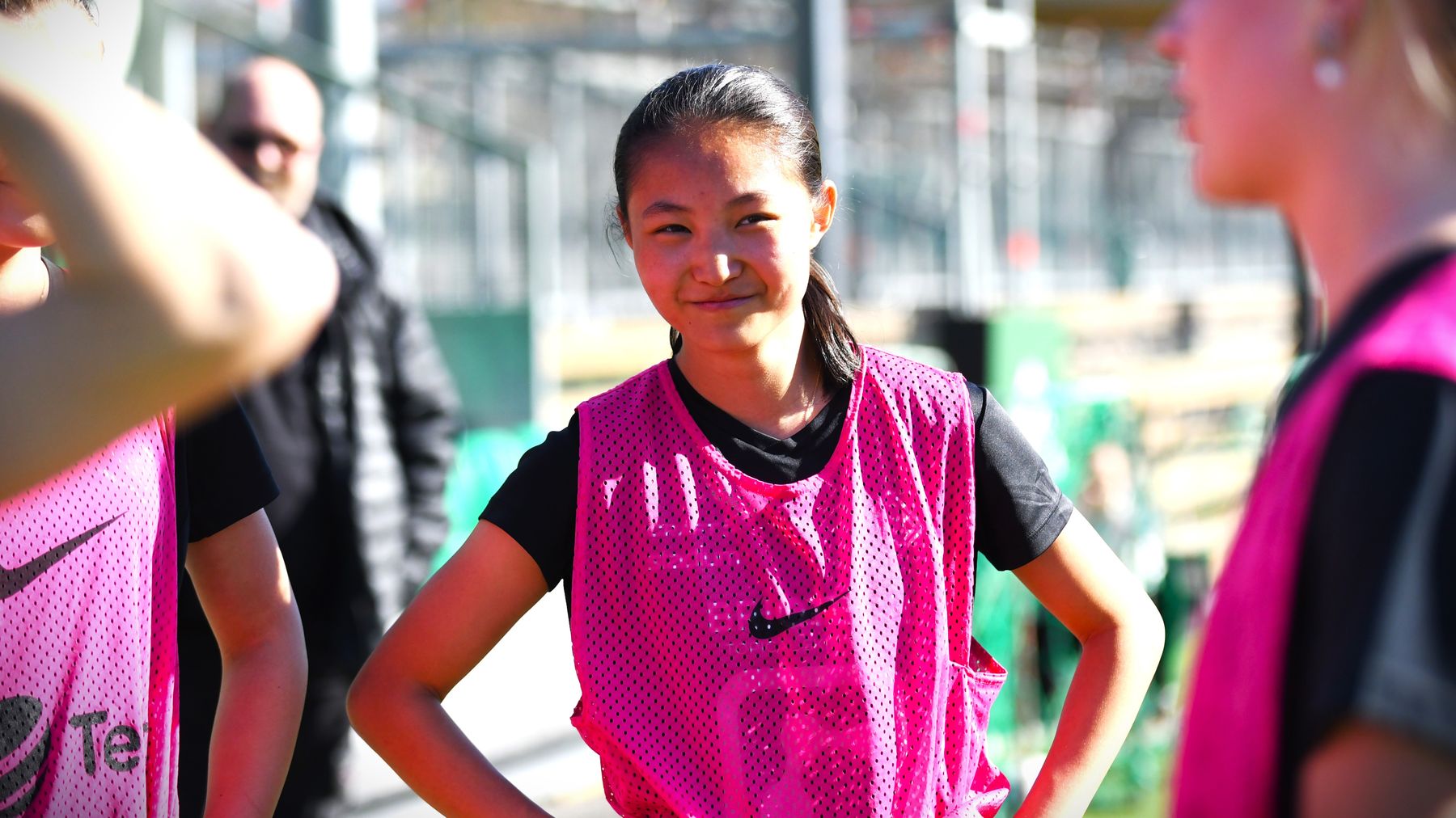 Queenie Xiang ler i solskenet under en fotbollsträning med sitt lag HPS.