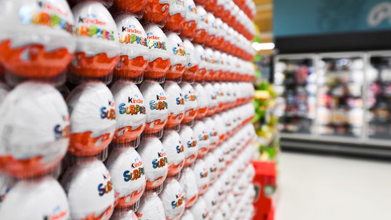 Kinder suklaamunia kaupassa.