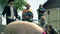 Läskilinssi ja Sika Sippurahäntä -tv-näytelmän kuvauksissa näyttelijä Juha Muje (roolinimi Tirehtööri), kuvaaja Esko Kajonterä, kuvaussihteeri Kristiina Karhu, pääosanesittäjä Esa Sosunow (roolinimi Läskilinssi) ja ohjaaja Matti Ijäs sekä sika