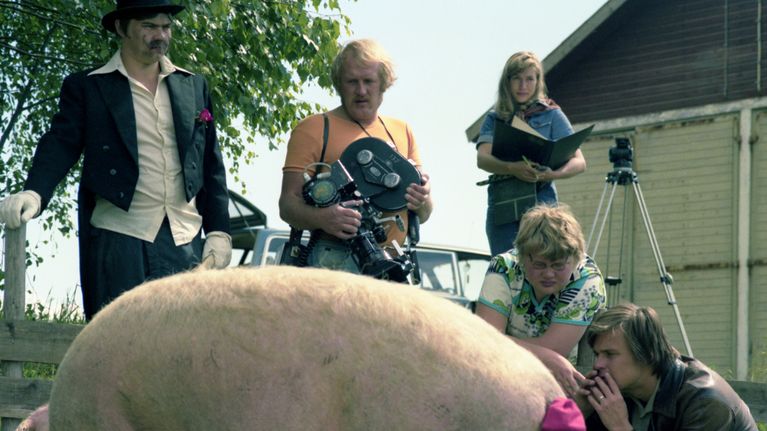 Läskilinssi ja Sika Sippurahäntä -tv-näytelmän kuvauksissa näyttelijä Juha Muje (roolinimi Tirehtööri), kuvaaja Esko Kajonterä, kuvaussihteeri Kristiina Karhu, pääosanesittäjä Esa Sosunow (roolinimi Läskilinssi) ja ohjaaja Matti Ijäs sekä sika