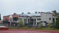 Aleksis Kiven koulu med ett stort hålk i väggen.