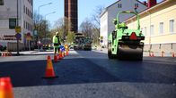 Kuvassa näkyy tietöitä, joissa päällystettä kunnostetaan.