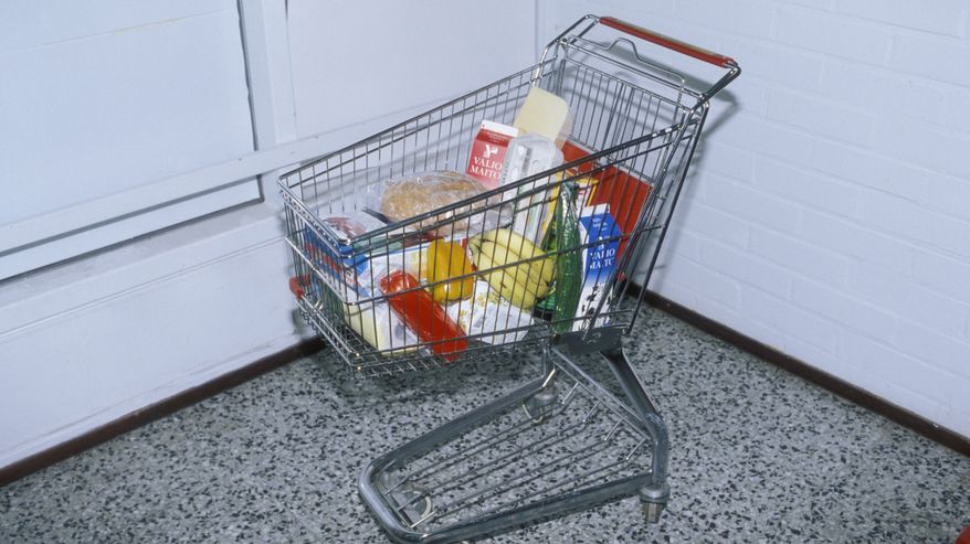 Täysi ostoskärry myymälän nurkassa vuonna 1992.