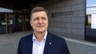 Henkilö seisoo Aalto-yliopiston rakennuksen edessä.